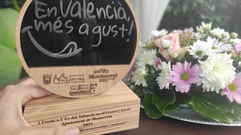 Salón Campos rep el 1r premi a l’Ús del Valencià en el comerç de Montserrat 2021